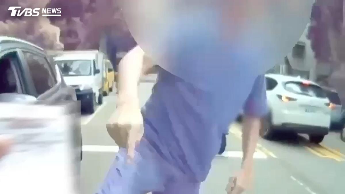 擋路還敢大聲?違規男失控暴走 連嗆警10次「沒有水準」慘了