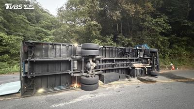 北宜車禍連爆!大貨車失控翻車 員警到場交管遭重機撞飛
