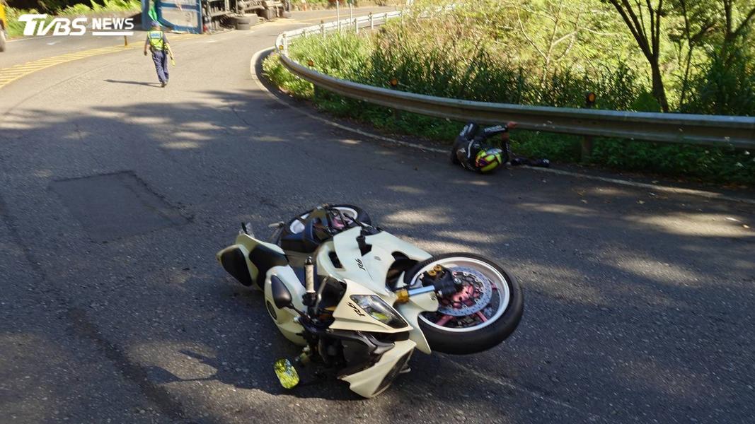 重機騎士未注意交管員警,摔車迎面撞上。(圖/TVBS)