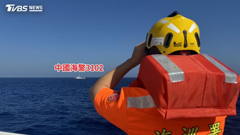 中國海警船關閉AIS侵擾東沙水域,海巡台中艦併航驅離,目前仍於現場持續對峙中。(圖/海巡署提供)