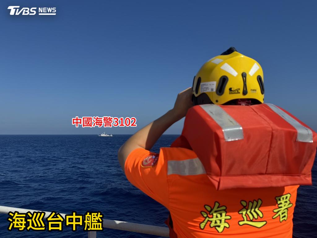 中國海警船關閉AIS侵擾東沙水域，海巡台中艦併航驅離，目前仍於現場持續對峙中。（圖／海巡署提供）