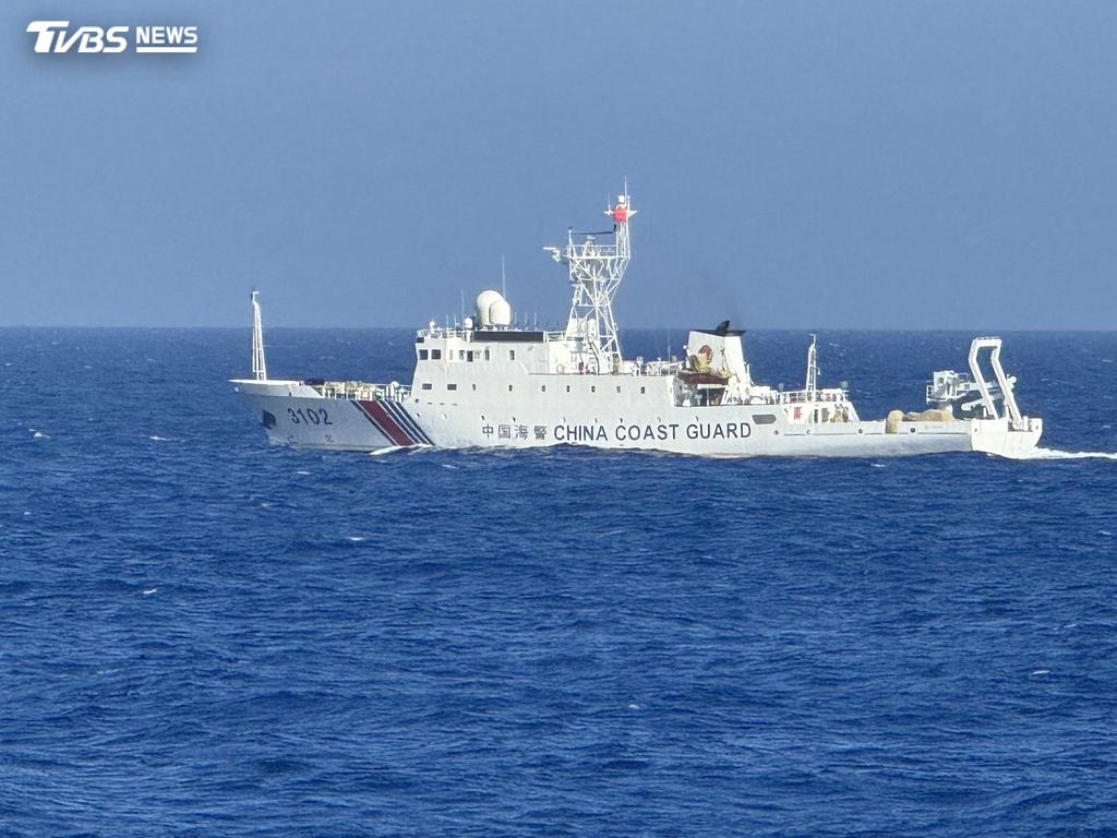 中國海警船關閉AIS侵擾東沙水域，海巡台中艦併航驅離，目前仍於現場持續對峙中。（圖／海巡署提供）