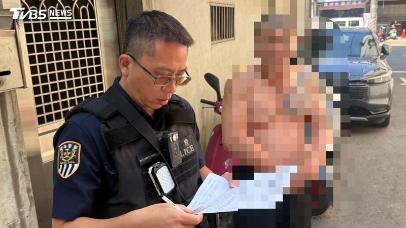 中年男月台吸菸遭警方依《菸害防制法》函送裁罰。(圖/TVBS)