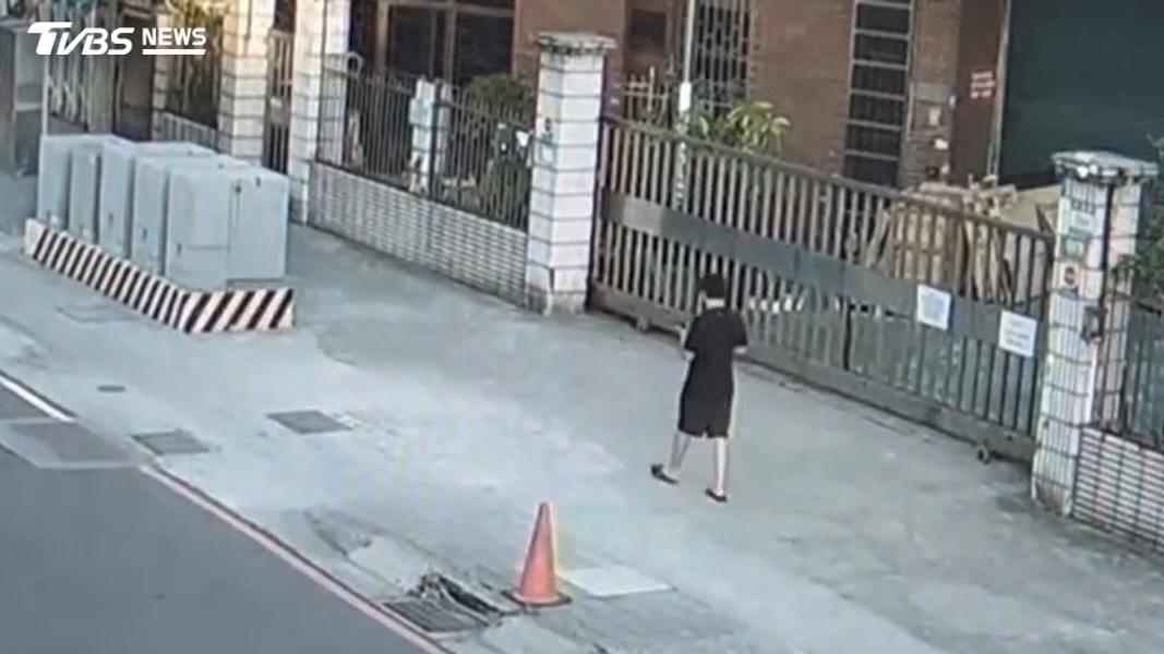 男子偷完酸菜魚餐廳後,搭公車離開現場。(圖/TVBS)