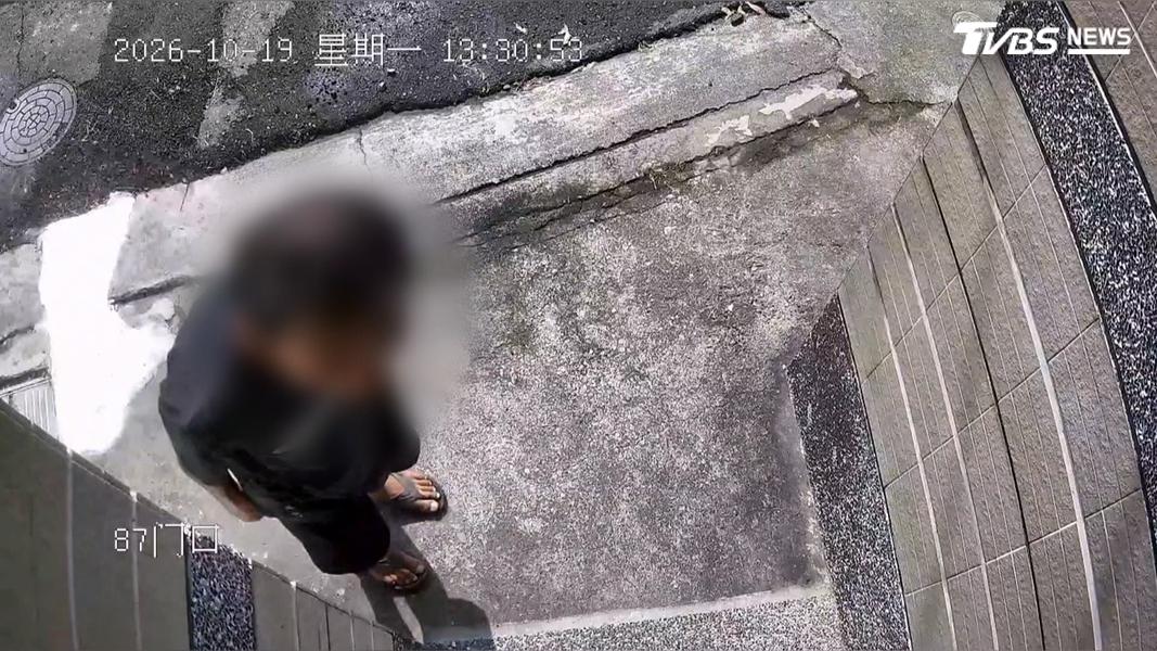 竊賊先探頭查看,確認沒人後便直接進屋,隨即開始翻箱倒櫃(圖/TVBS)