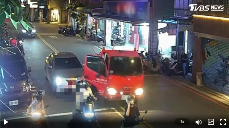 拖吊車跨雙黃線攔停。(圖/TVBS)