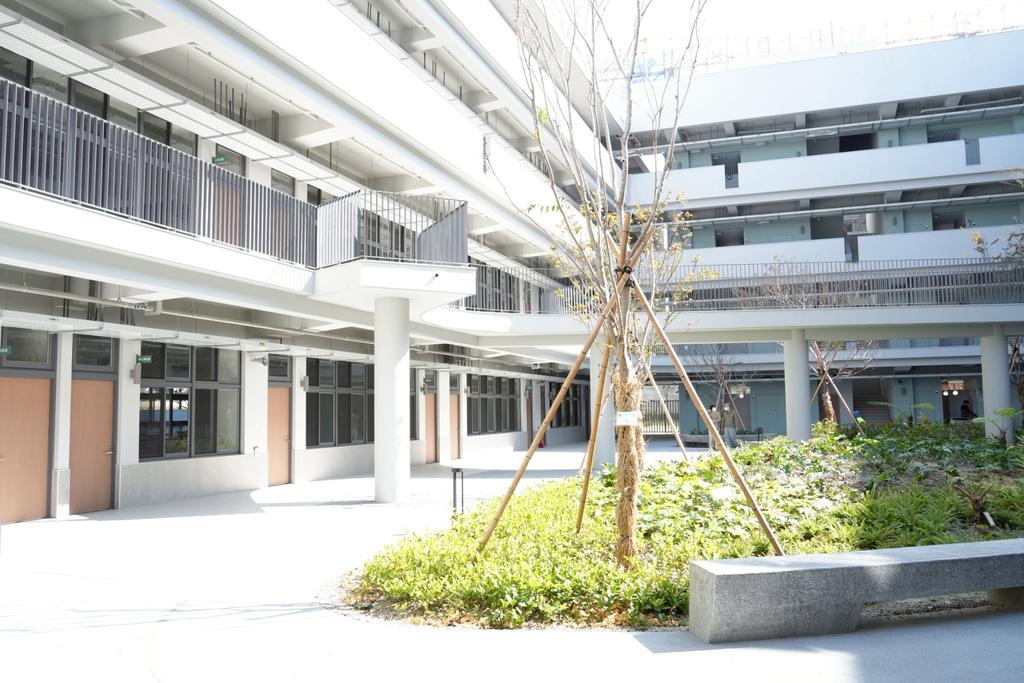 廍子國中一期校舍落成，以東西合院展現明亮流暢動線。（圖／台中市政府）