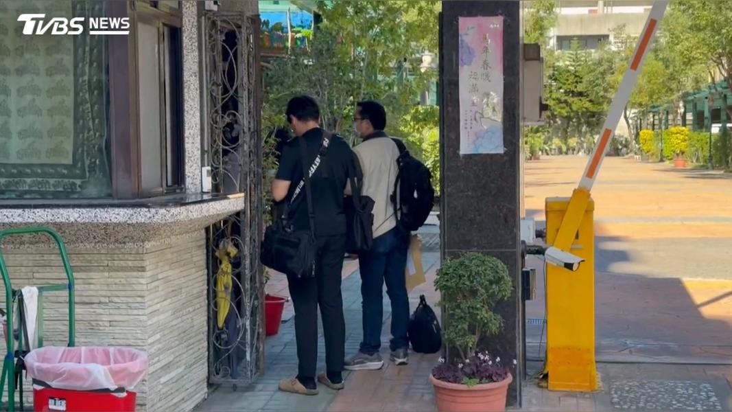 大批檢調人員出現在前台東縣長吳俊立的住處展開搜索,而吳俊立則是在豐年機場直接被檢方帶走(圖/TVBS)