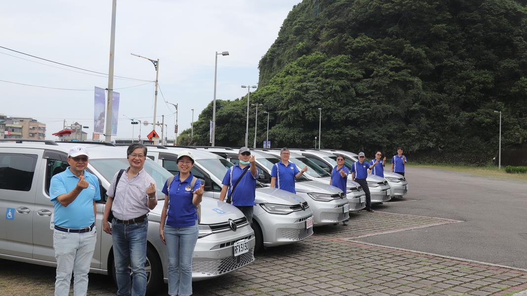 侯勝宗結合民間力量,嘗試在國內推行「服務庫存」概念。透過捐贈車輛,捐車者可以取得類似權利金的安排,在未來自己有交通需求時,享有優先排班權;至於其他未使用車輛的時間,則可以繼續投入服務。(圖/台灣微光行動協會)
