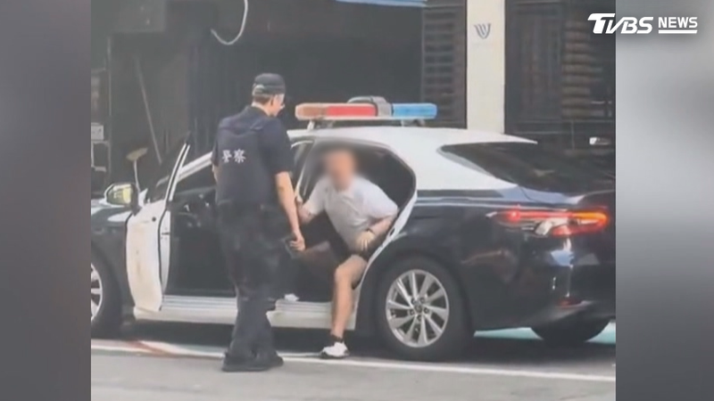 高雄新興區8月份,有男子趁員警執行守望任務時,藉酒意闖入警車後座,不僅不理會員警勸阻,還試圖上前擁抱,簡易庭認定違反社會秩序維護法,裁罰2千元(圖/翻攝Threads)