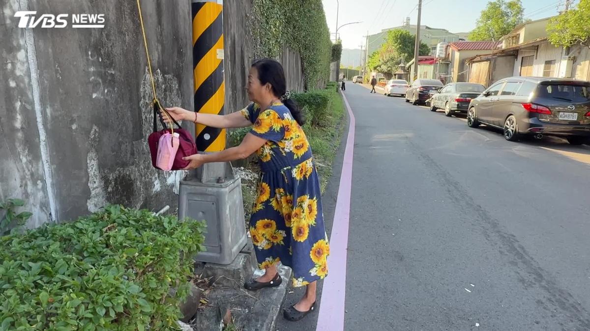 奇景!北市堤防旁小吃「喊的點單、繩索送餐」 網讚:好有儀式感