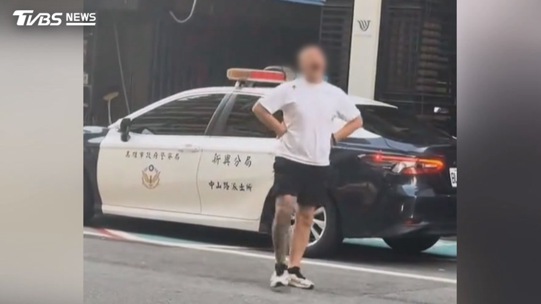 楊姓男子跺腳裝可愛,還轉身對著朋友的鏡頭仰天大笑,完全毫無悔意,甚至再度轉頭騷擾車上警察(圖/翻攝Threads)