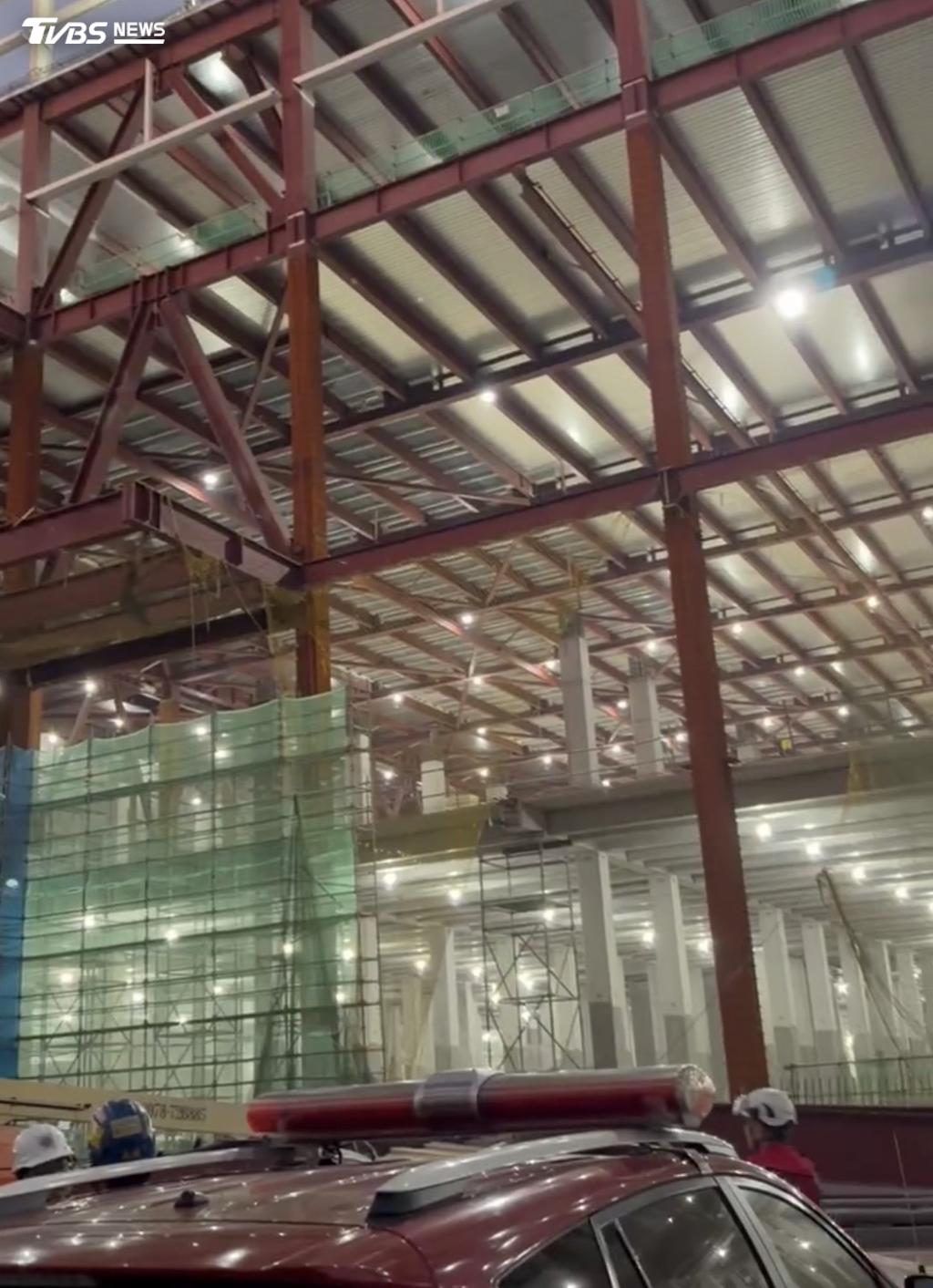 4名工人不慎從高處墜落,且有3人命危。(圖/TVBS)