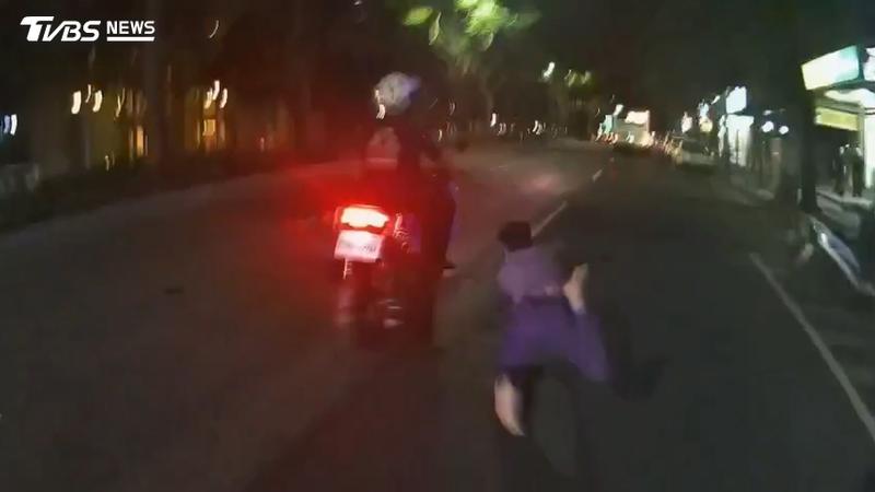 逃跑的男子不慎跌倒,遭後方追上的員警當場控制逮捕。(圖/TVBS)