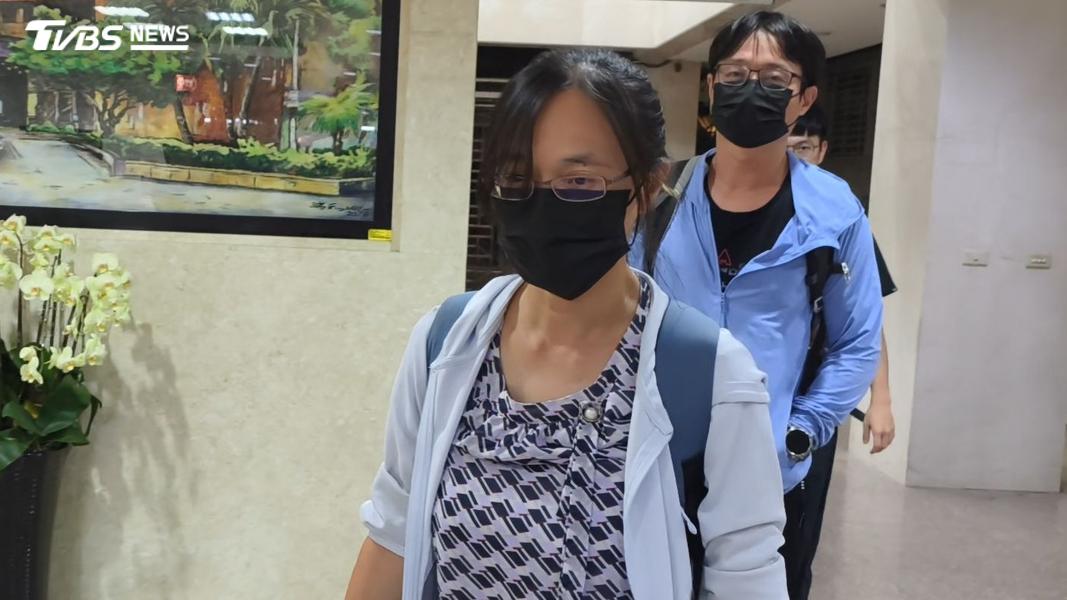 成欣能源實際負責人、昶陽能源董事長張美雲,100萬元交保並限制出境出海。(圖/陳冠宇攝)