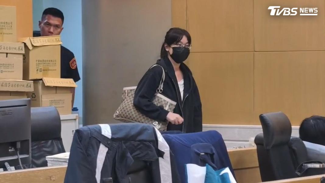 台灣人工智慧農業科技股東陳舒棻(劉家銘妻子),30萬元交保並限制出境出海。(圖/TVBS)