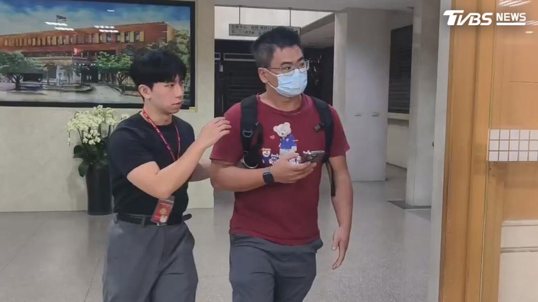 寶碩財務科技總經理特助王思閎,20萬元交保並限制出境出海。(圖/TVBS)