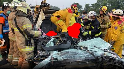 驚悚死劫!休旅車撞進新化休息站 「嵌進大車尾成廢鐵」2人慘死