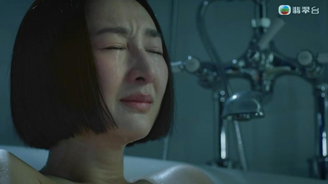 高海寧在《璀璨之城》上演約1分鐘沐浴戲,邊哭邊流露內疚與無助。(圖/翻攝自TVB)