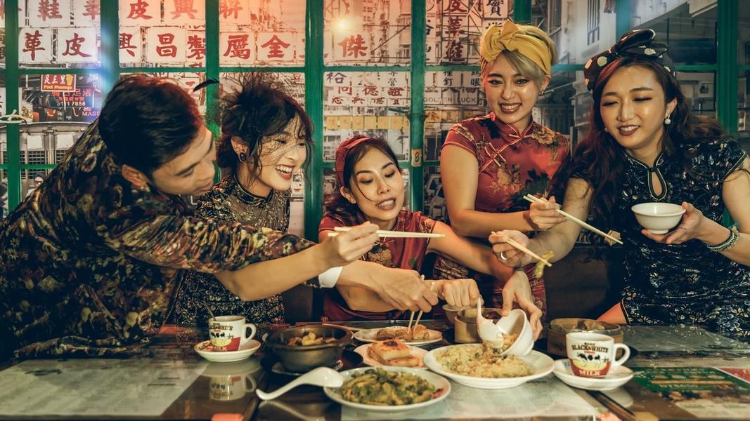 波記茶餐廳以香港街景與霓虹招牌營造濃厚港式氛圍。(圖/翻攝自波記茶餐廳臉書)