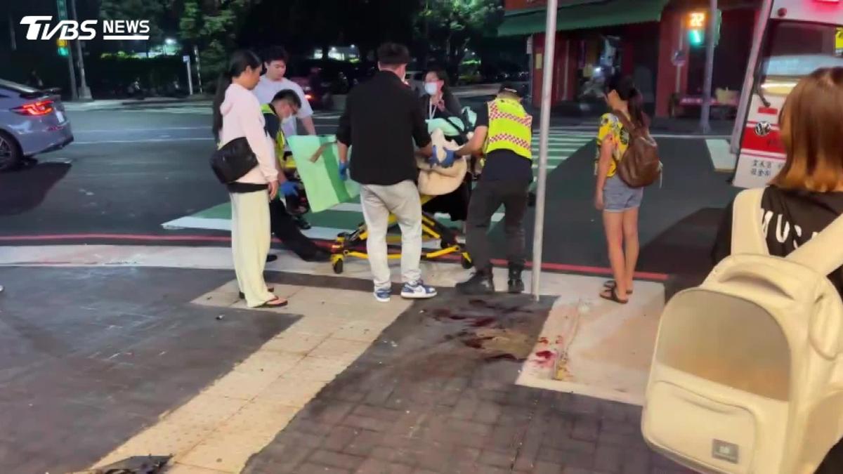 台中多元計程車左轉撞上機車!「騎士噴飛」砸進豆漿店濺血