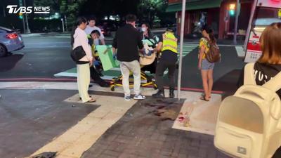 台中多元計程車左轉撞上機車!「騎士噴飛」砸進豆漿店濺血