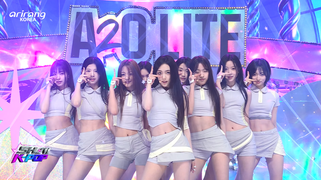 A2O LITE舞台服裝造型惹議。(圖/翻攝自YT@SHOW K-POP)