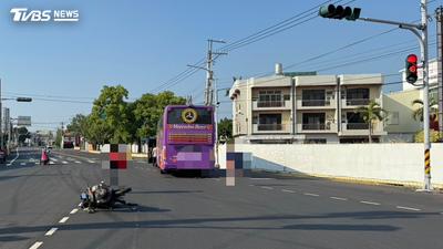 有片/碰!彰化遊覽車對撞機車「八旬翁噴飛」 乘客全嚇壞