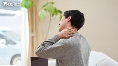滑手機肩頸超痠痛!醫授「4動作」放鬆上背 3症狀快就醫