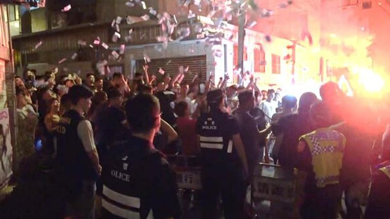 中壢武和宮遭百人包圍,灑假鈔放煙火抗議。(圖/翻攝畫面)
