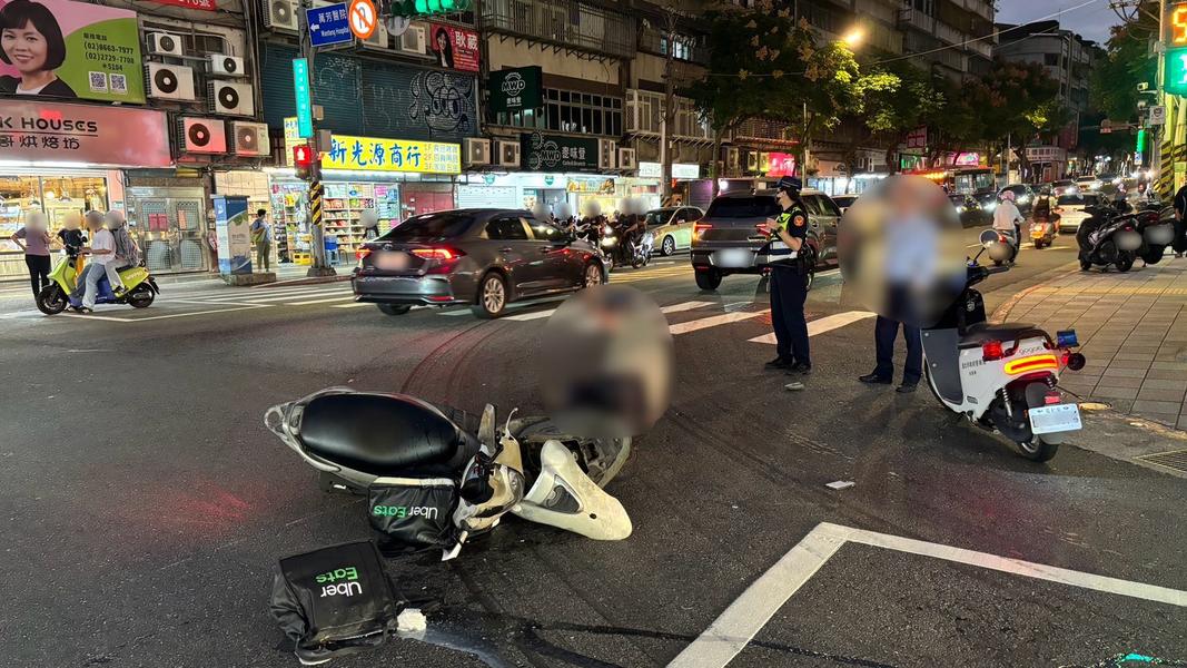 駕駛禮讓救護車闖燈釀禍。(圖/TVBS)