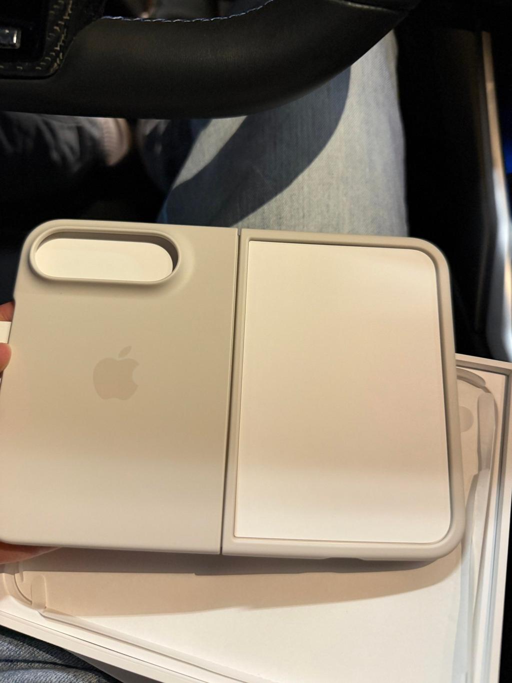 iPhone Duo原廠殼靠黏膠才能固定，果粉怒。（圖／民眾提供）