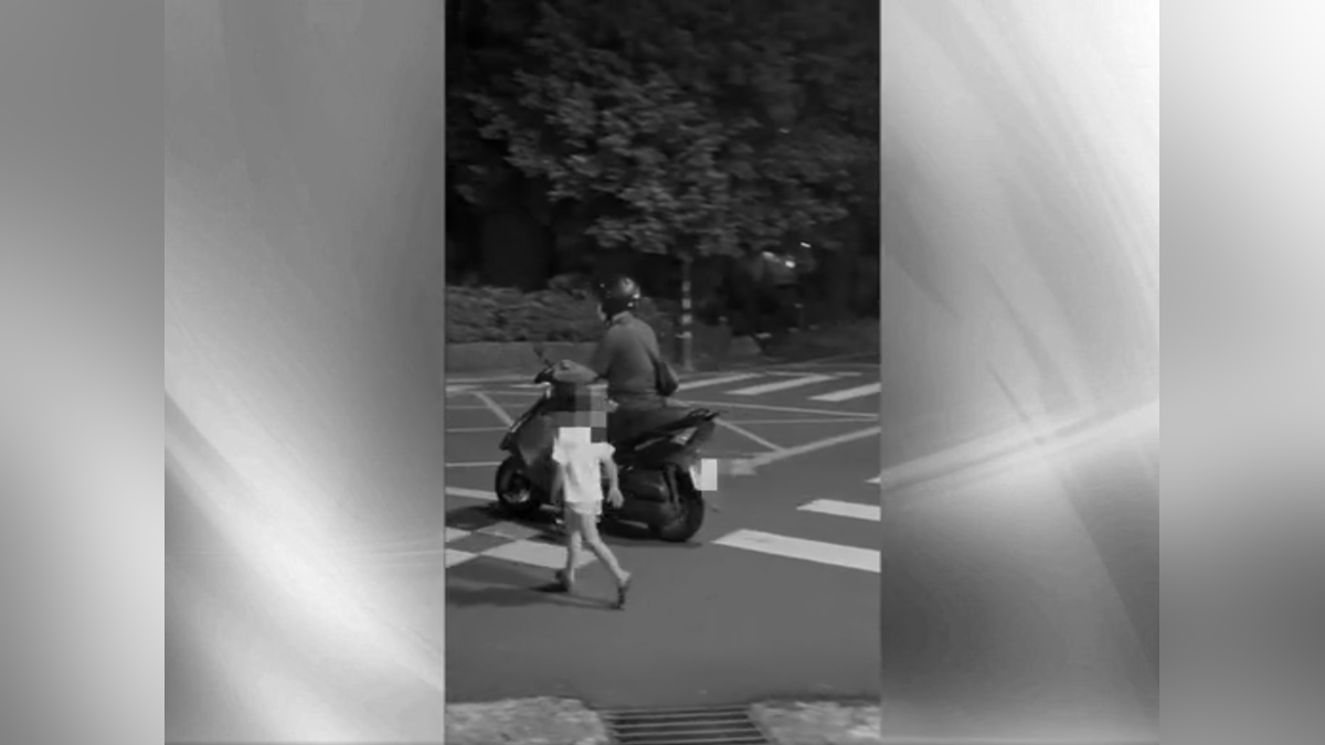 疑父騎車讓兒追跑當懲罰!目擊者怒:太危險