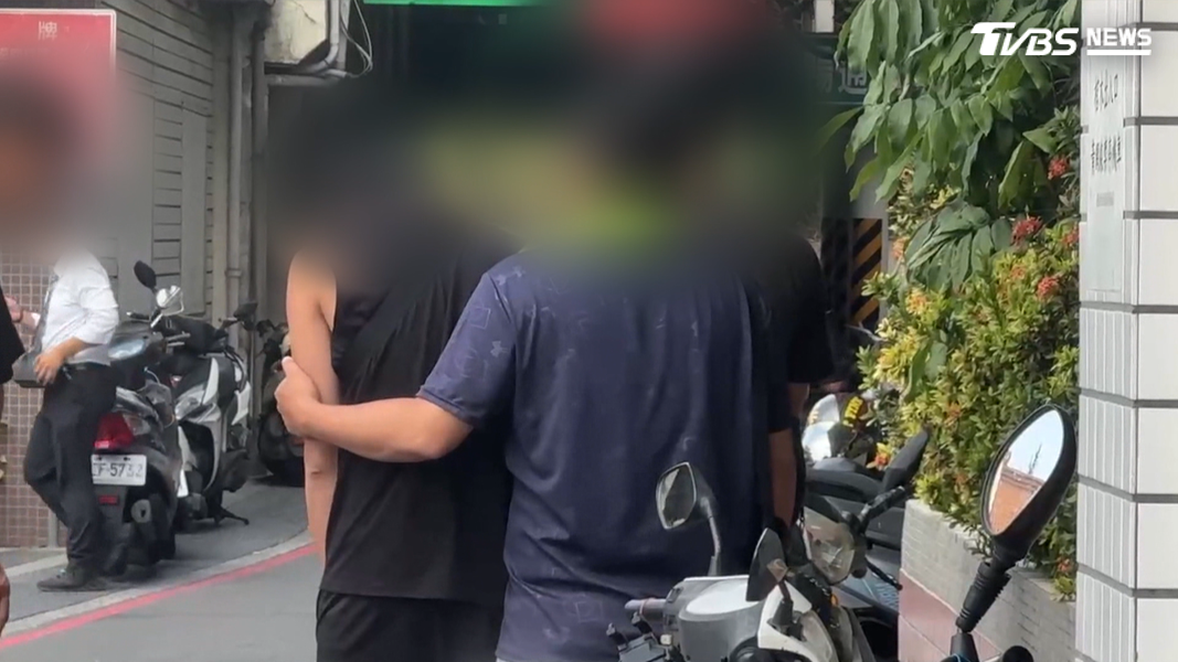 死者同事也到場關心,一度崩潰痛哭(圖/TVBS)