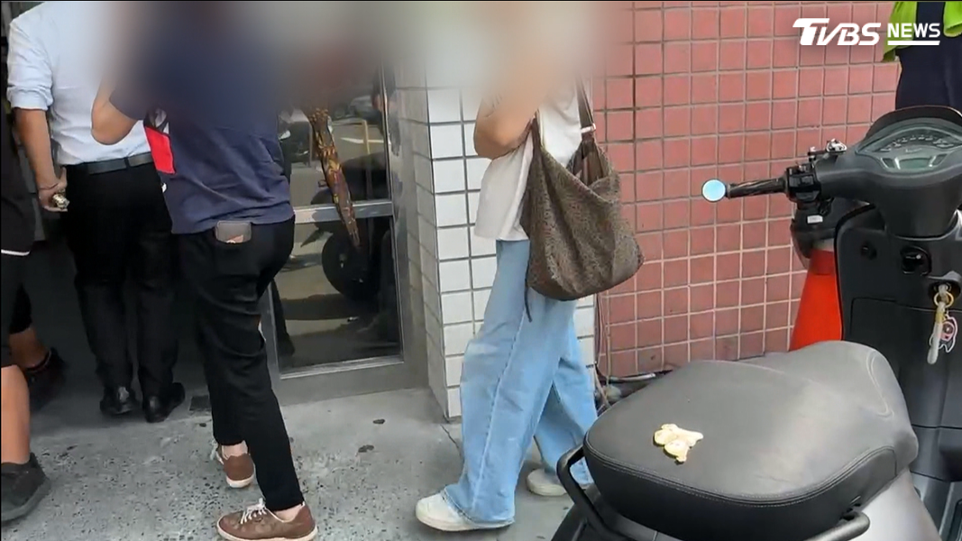 死者家屬一早前往殯儀館等待檢察官進行相驗,情緒相當悲痛。(圖/TVBS)