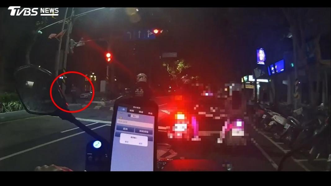 正準備過斑馬線的男子一看到巡邏員警,愣在原地和警方四目相交,隨即折返逃跑。(圖/TVBS)