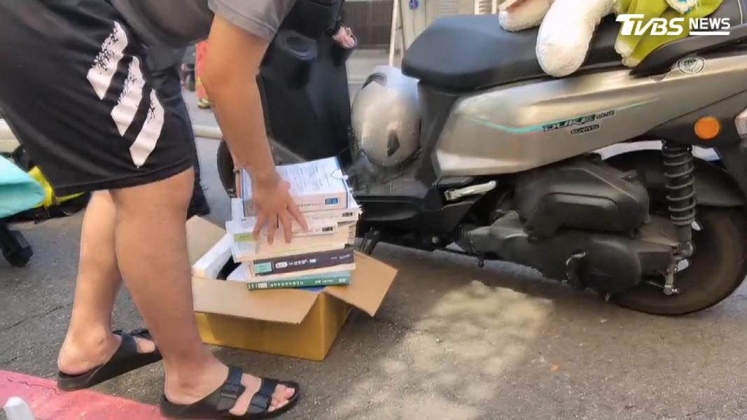 眼看考試在即,他從三樓抱著書跑出來,過程中有些嗆傷,甚至還想再進去搶救筆記。(圖/TVBS)