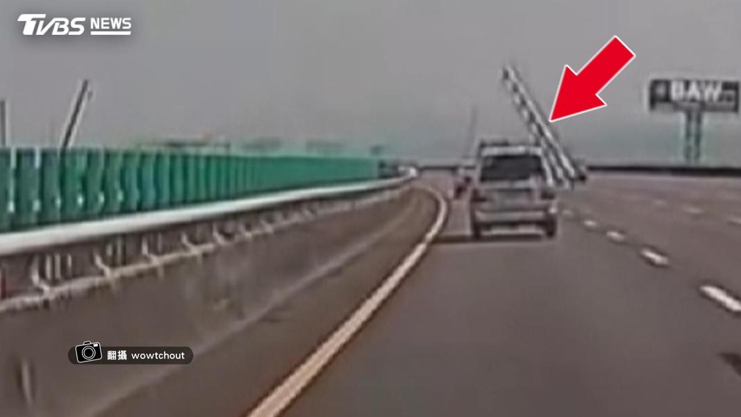 廂型車車頂的鋁梯突然掉落,後方車輛驚險閃避。(圖/民眾提供)