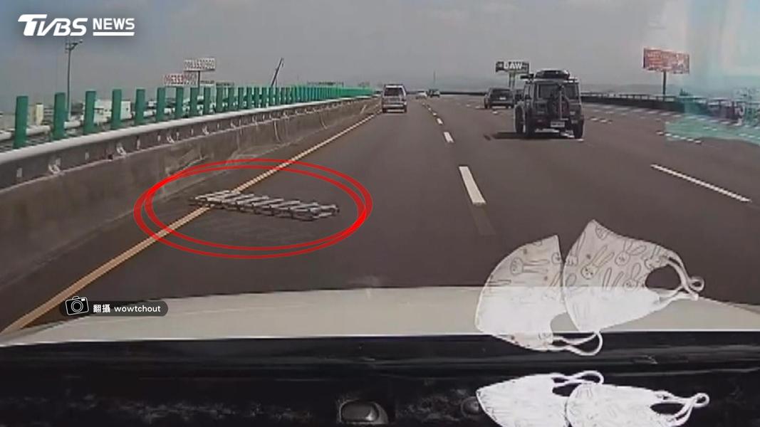 廂型車車頂的鋁梯突然掉落,後方車輛驚險閃避。(圖/民眾提供)