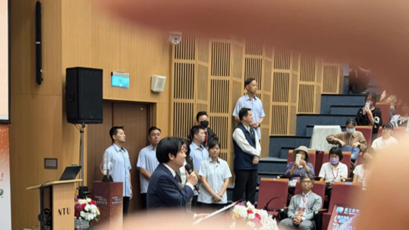大陸籍交換生發出手捏賴清德的影片,遭遣返回國。(圖/翻攝自抖音)