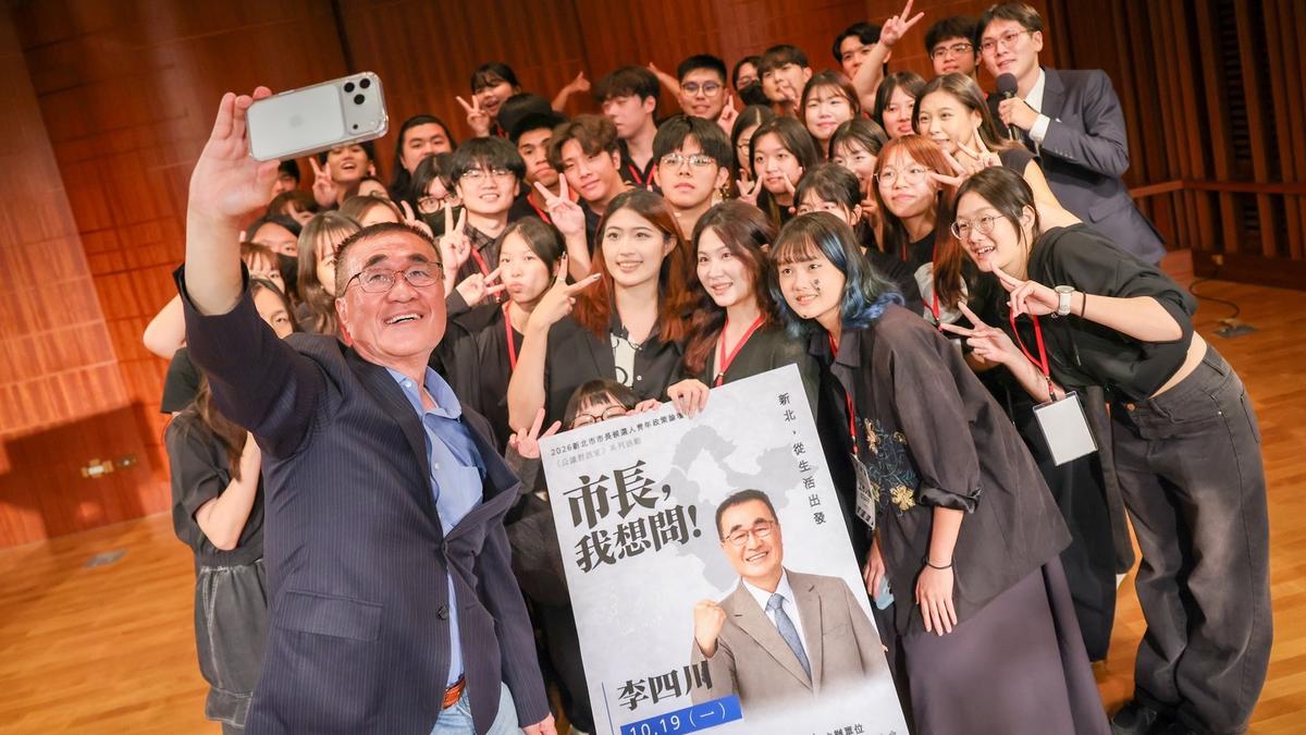 出席淡江大學青年論壇 李四川擘劃淡海科學城、學生排隊合影逾20分鐘