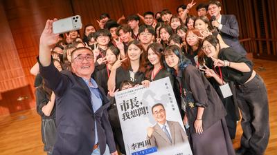 出席淡江大學青年論壇 李四川擘劃淡海科學城、學生排隊合影逾20分鐘