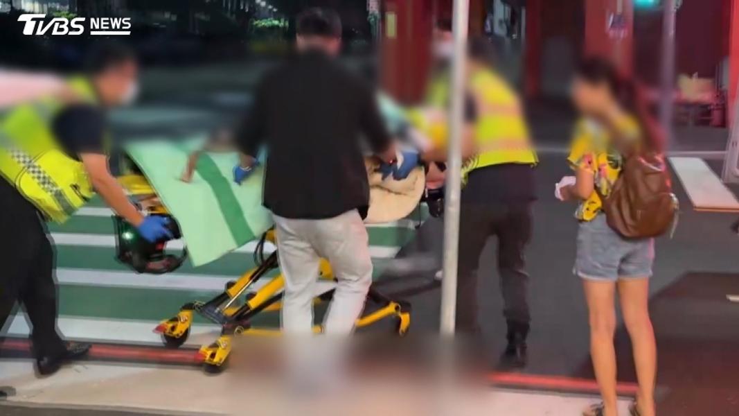 台中多元計程車「疑左轉沒讓」撞機車 騎士連人帶車噴飛進豆漿店。(圖/TVBS)