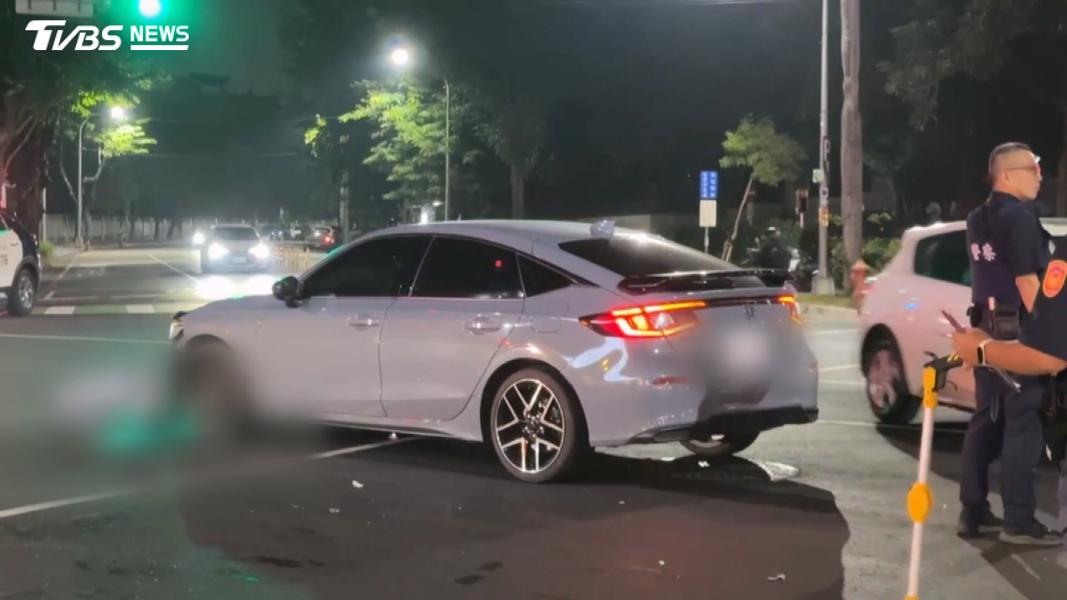 46歲廖姓多元計程車司機,疑似未禮讓直行車輛,與對向40歲董姓機車騎士發生碰撞。(圖/TVBS)
