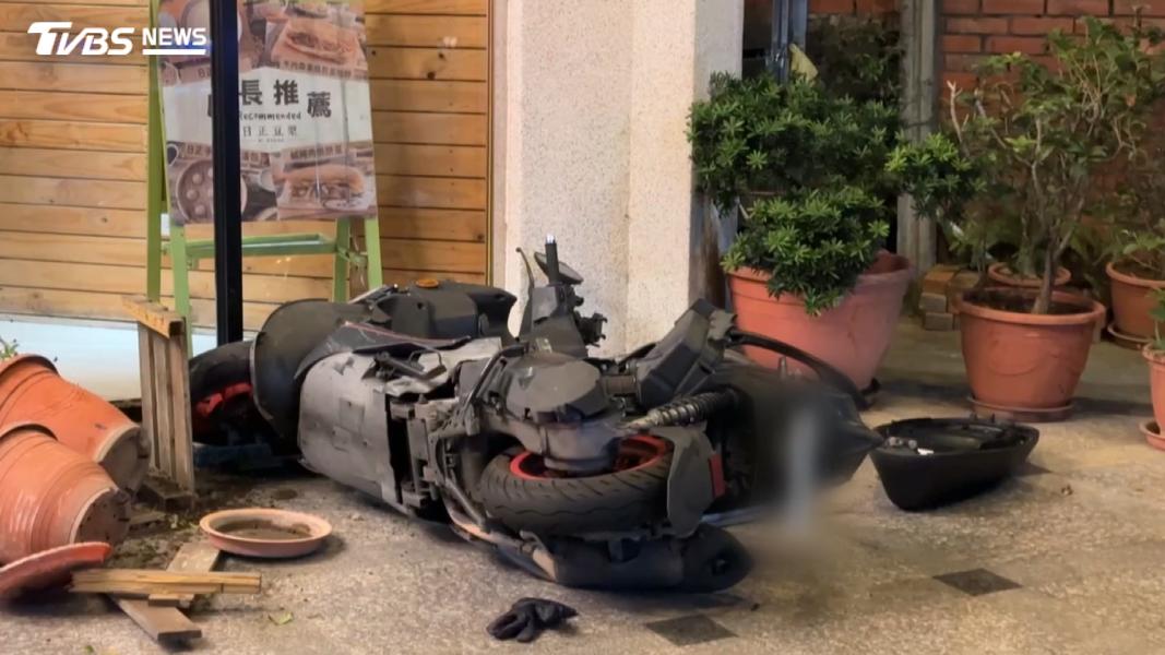 騎士從馬路直接飛撞到店內的桿子,車殼零件散落一地,騎士甚至連鞋子都被撞飛。(圖/TVBS)