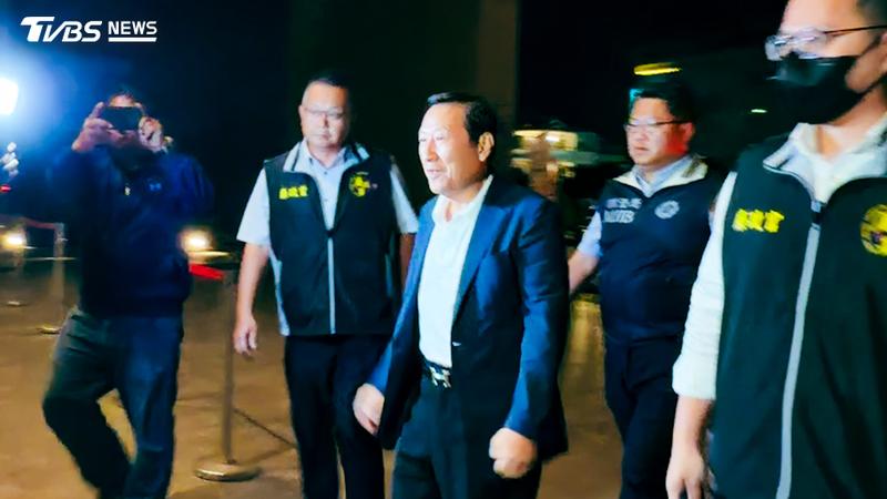 台東前縣長吳俊立涉犯圖利罪,台東調查人員將他帶往至地檢署複訊。(圖/TVBS)