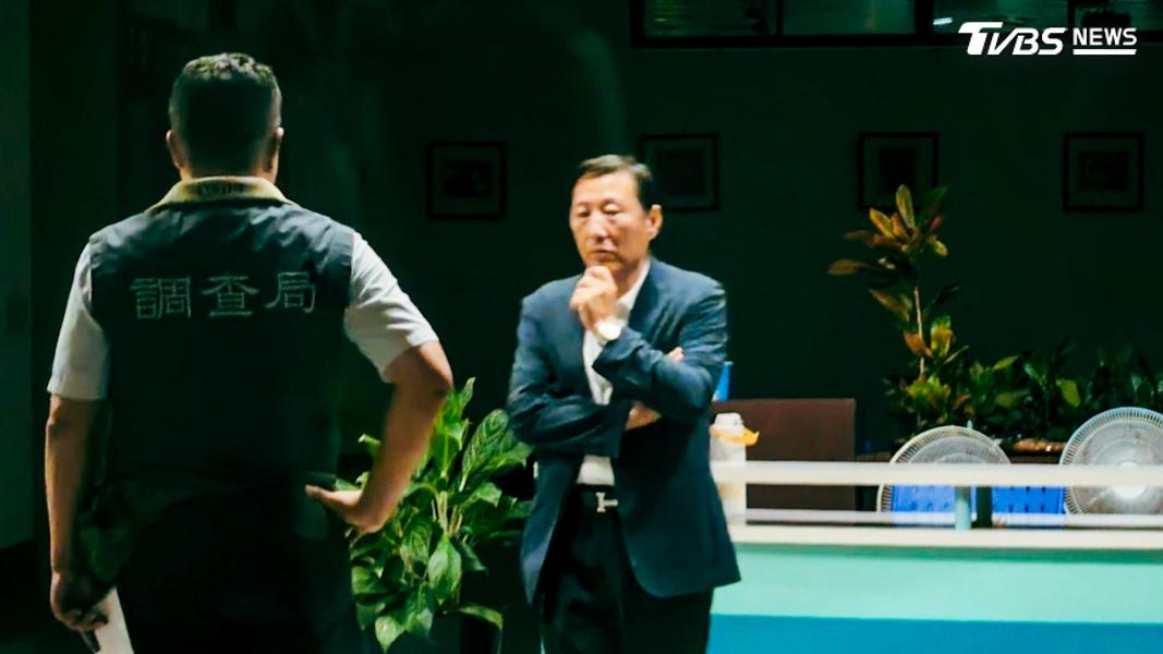 台東前縣長吳俊立身陷圖利案風波,他由律師陪同在地檢署大廳等待偵訊。(圖/TVBS)