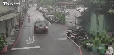 監視器拍下撞擊瞬間。（圖／TVBS）