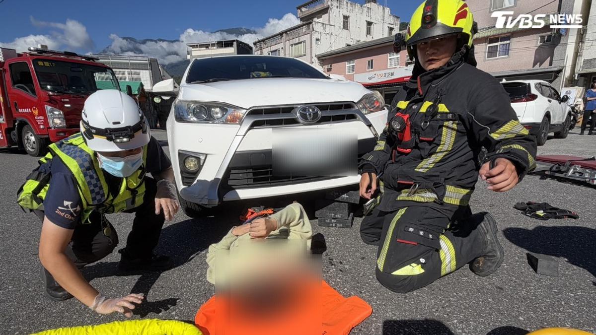 女大生汽機車相撞遭捲車底 警消撐車救