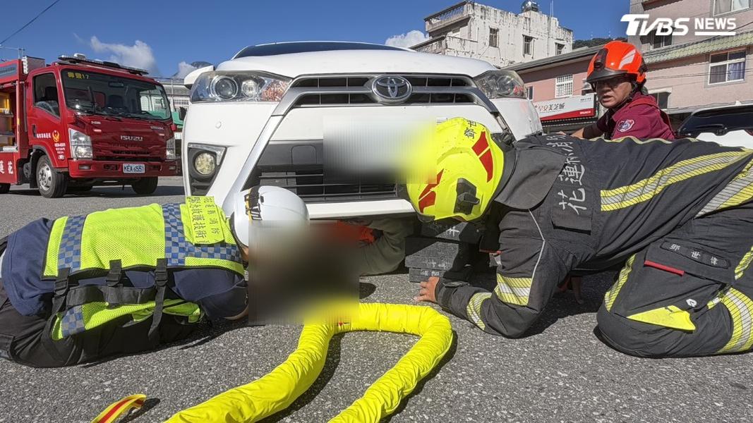 警消撐車救受困車底女大生。(圖/TVBS)
